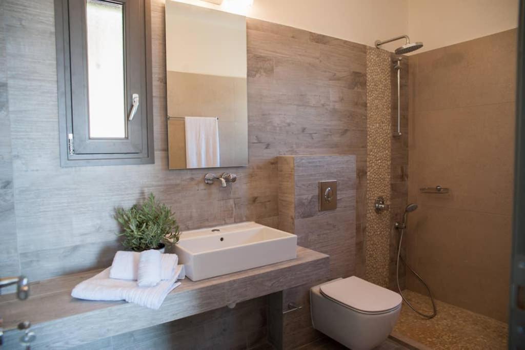 New Villa Blue With Private Pool At Trapezaki Livathos  Extérieur photo